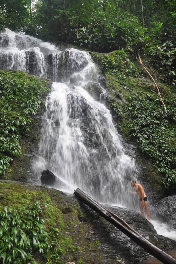 Banhando-se na Irene Val (cachoeira da Irene), na Reserva Natural de Brownsberg, no Suriname